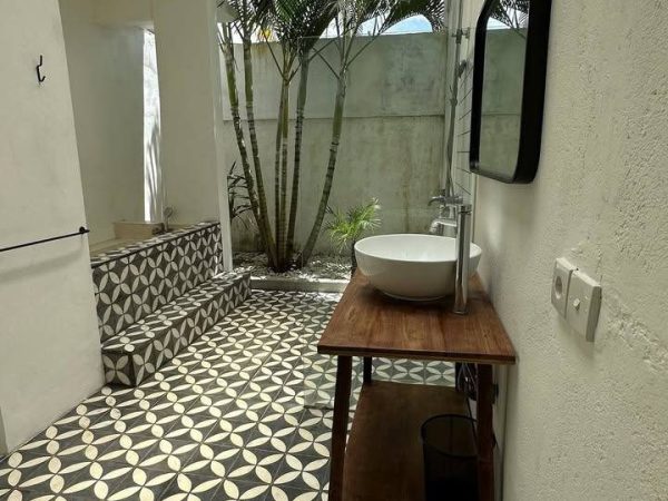 photo_6183970316410276240_y