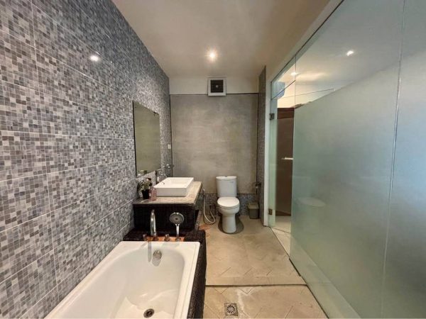 photo_6233406158786380812_y