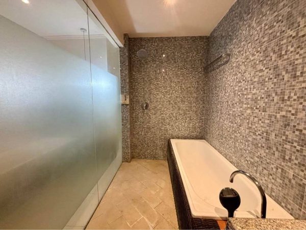 photo_6233406158786380813_y