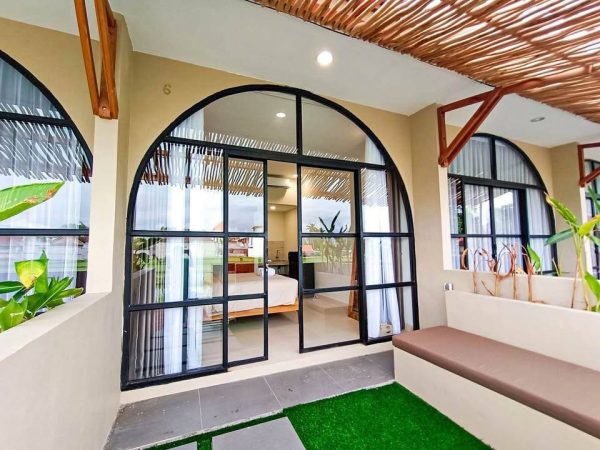 photo_6233440982381217585_y